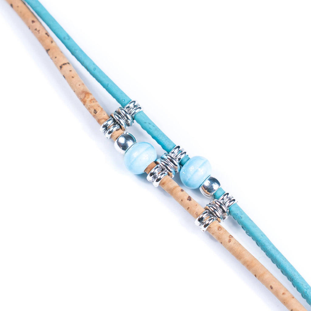 Meninas Bonitas Cork Colourful Ceramic Bead Handmade Bracelet 18x1cm – detail – light blue cork bracelet featuring two light blue marbled ceramic beads, presented in enlarged detail.