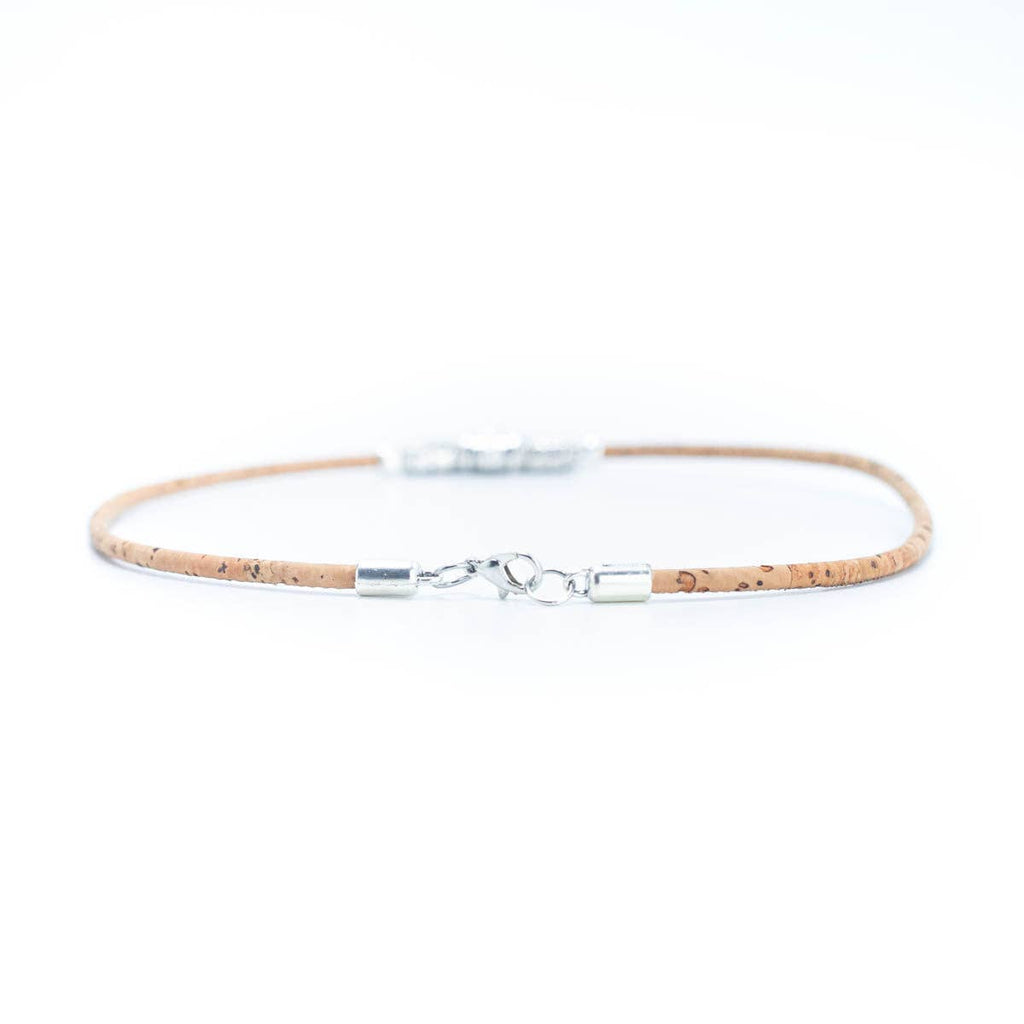 Meninas Bonitas Cork Handmade Cork Necklace 42cm – detail – lock view of the natural beige cork necklace with a round silver-tone pendant.