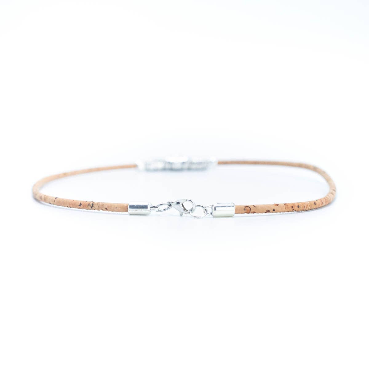 Meninas Bonitas Cork Handmade Cork Necklace 42cm – detail – lock view of the natural beige cork necklace with a round silver-tone pendant.